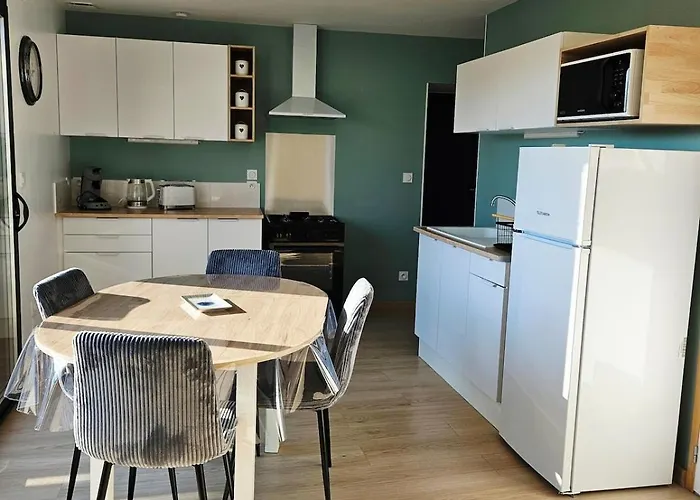 De La Foret De Poyant بيت للعطل *