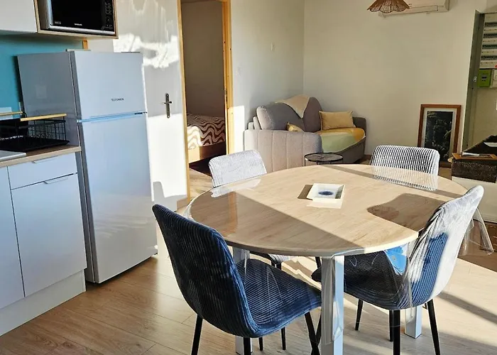 De La Foret De Poyant بيت للعطل *